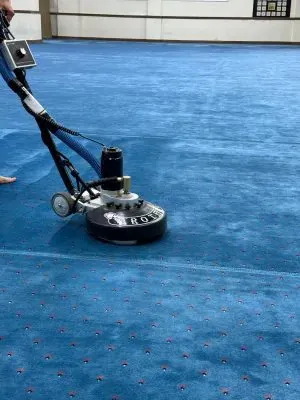 Kartal yerinde halı yıkama hizmeti ile halılar taşınmadan, bulunduğu alanda profesyonel makinelerle temizlenir.