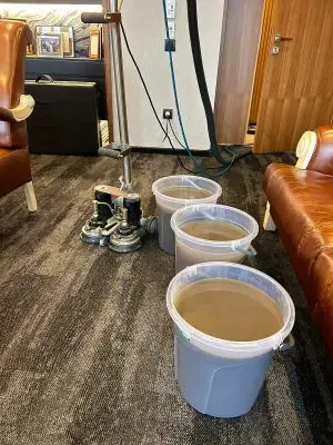 Üsküdar yerinde halı yıkama hizmeti ile halılar taşınmadan, bulunduğu alanda profesyonel makinelerle temizlenir.